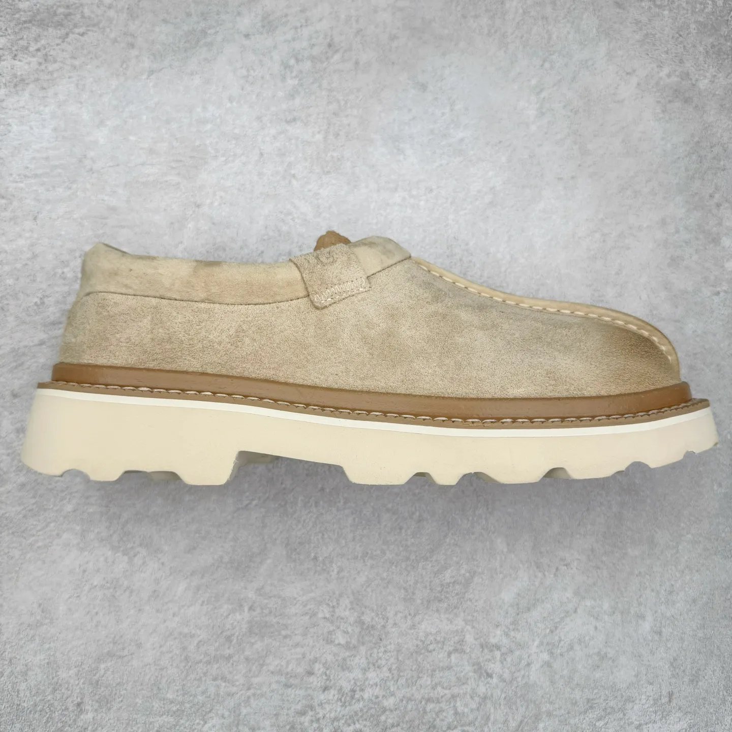 Pick up locally 💰600 UGG 6913 Tasman Lug suede round toe lightweight low-top lifestyle casual shoes. All shoes are made from the same factory as ZP. Longfeng A-grade Australian imported sheepskin and wool are integrated. Brand OEM production line fully follows the ZP process. OEM original pattern maker adheres to the principle of no original shoes and no development selection. Pay attention to every detail. The most authentic version on the market TREADLITE "Light Wing" technology outsole Lightweight/durable/flexible/pile size: 40 41 42 43 44 Coding: yby2936060